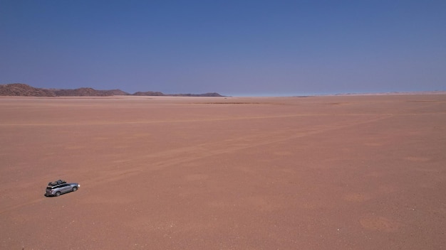 Vista aérea de um veículo nas imensidões do Vale Hartmanns