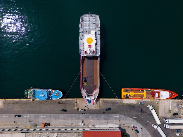 Vista aérea de uma balsa no porto As balsas no porto fornecem uma ligação de transporte vital para passageiros e veículos com uma vista aérea destacando sua importância e eficiência