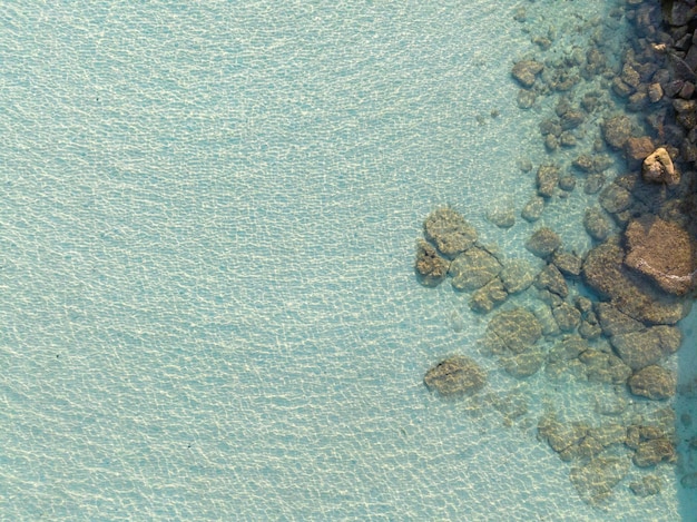 Foto vista aérea de uma bela praia com água do mar turquesa do golfo da tailândia kood island thailand