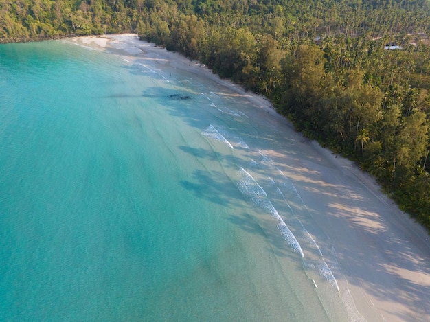 Vista aérea de uma bela praia com água do mar turquesa e palmeiras do Golfo da Tailândia Kood island Thailand