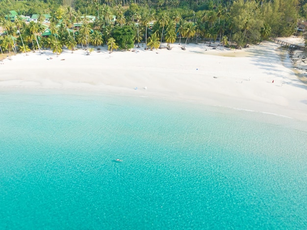 Vista aérea de uma bela praia com água do mar turquesa e palmeiras do Golfo da Tailândia Kood island Thailand