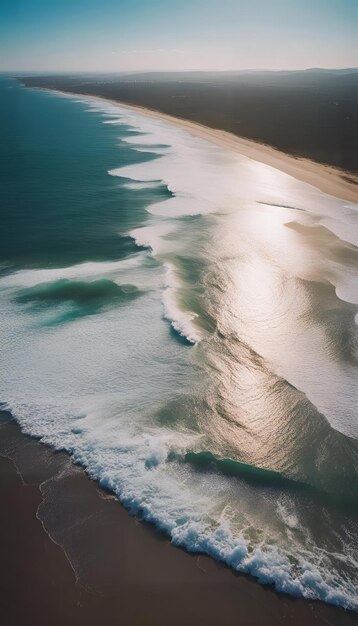 Vista aérea de uma bela praia com ondas batendo na areia