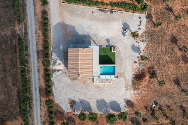 Vista aérea de uma casa de campo e piscina em Maiorca em fase de acabamento.