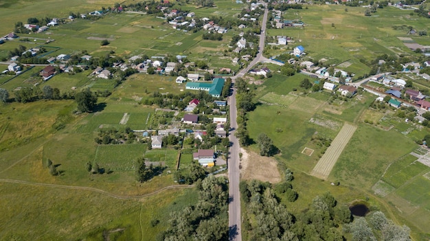 Vista aérea de uma casa em uma paisagem rural colinas em um dia ensolarado