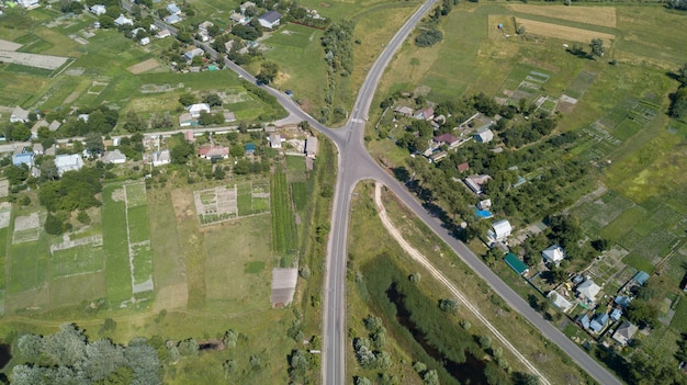 Vista aérea de uma casa em uma paisagem rural colinas em um dia ensolarado