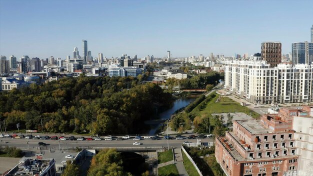 Foto vista aérea de uma cidade grande moderna com ruas centrais num dia de verão filme parque verde e