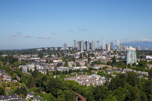 Vista aérea de uma cidade moderna durante um dia ensolarado de verão