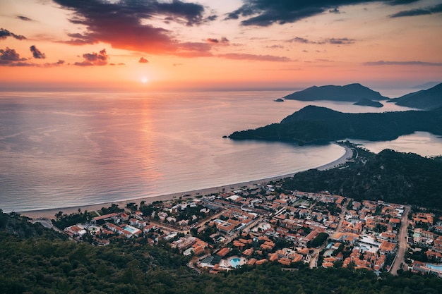 Vista aérea de uma cidade resort Oludeniz em Turkiye ao pôr do sol Viagens marcos e destinos