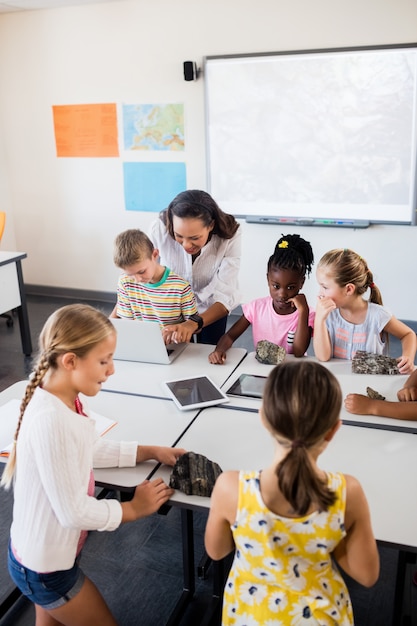 Vista aérea de uma classe trabalhando em geologia