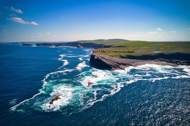 Foto vista aérea de uma costa rochosa de falésias de kilkee