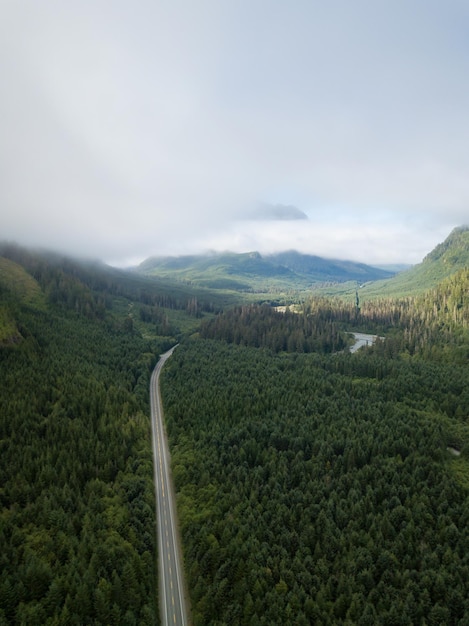 Vista aérea de uma estrada cênica na paisagem canadense