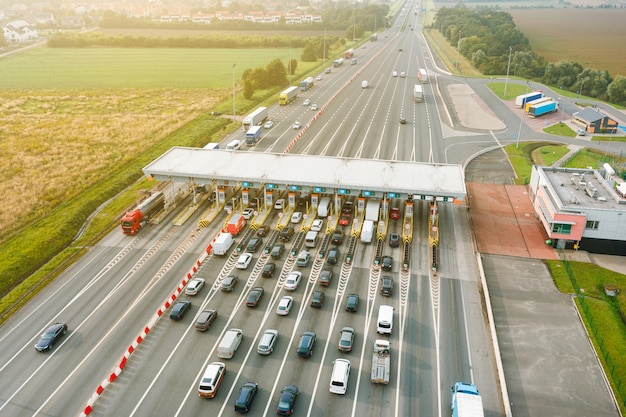 Vista aérea de uma estrada com pedágio movimentada com muitos carros fazendo fila para pagar o pedágio