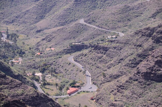 Vista aérea de uma estrada de asfalto