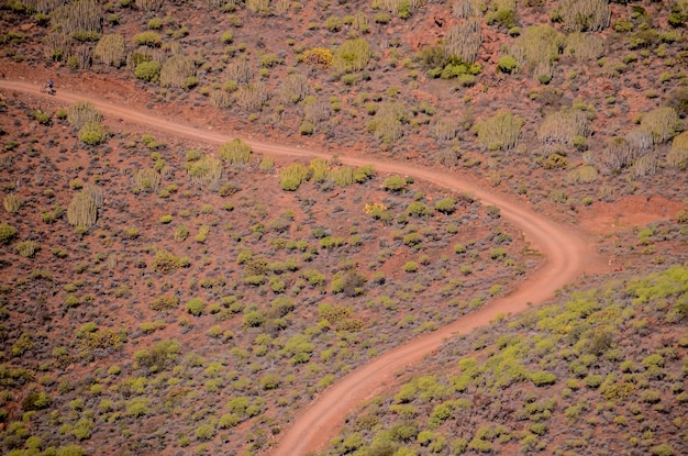 Vista aérea de uma estrada deserta nas Ilhas Canárias