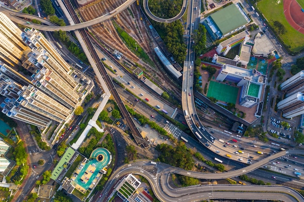 Foto vista aérea de uma estrada elevada na cidade