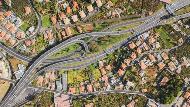 Foto vista aérea de uma estrada elevada na cidade