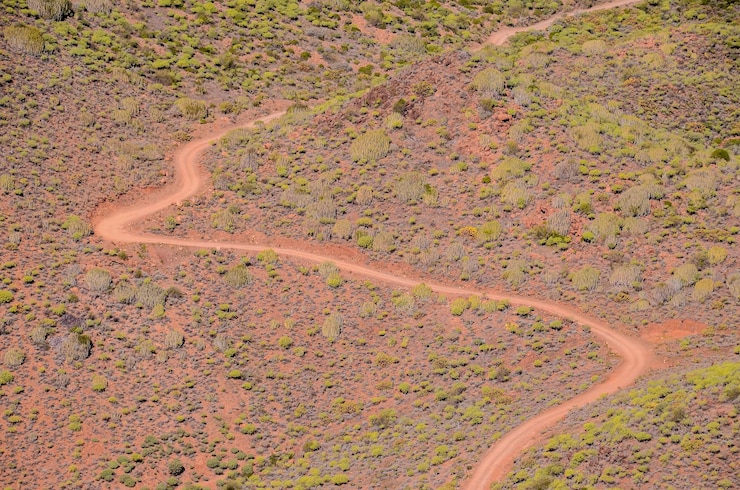 Foto vista aérea de uma estrada no deserto