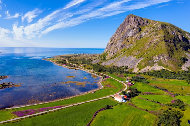 Vista aérea de uma estrada que atravessa as Ilhas Lofoten na Noruega