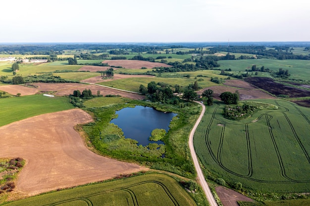 Foto vista aérea de uma fazenda com uma lagoa