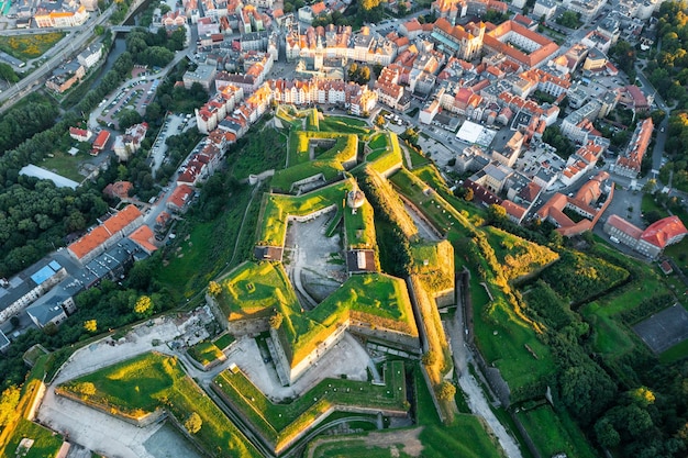 Vista aérea de uma fortaleza medieval do castelo na cidade de Klodzko Polônia