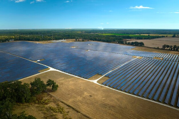 Vista aérea de uma grande central elétrica sustentável com fileiras de painéis fotovoltaicos solares para a produção de energia elétrica limpa Conceito de eletricidade renovável com emissão zero