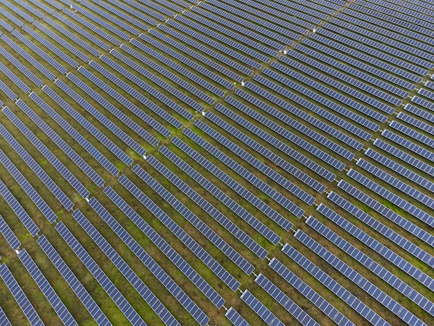 Vista aérea de uma grande fazenda de energia solar para o fornecimento de energia renovável no México