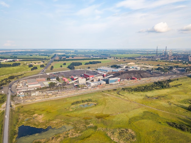 Vista aérea de uma grande planta com minas para a extração de carvão Montes de carvão preto perto de produção e indústria