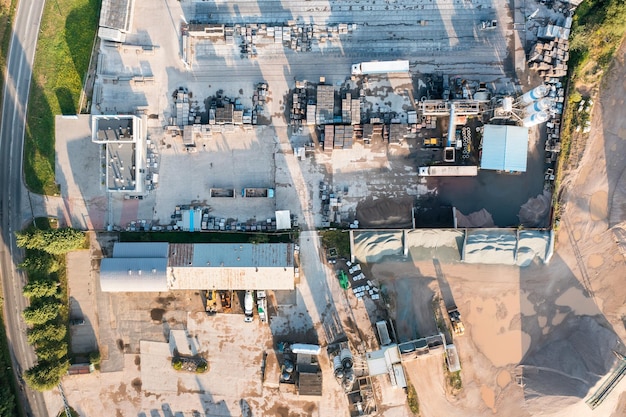 Vista aérea de uma grande planta para a produção de cimento asfáltico e planta de mistura de concreto