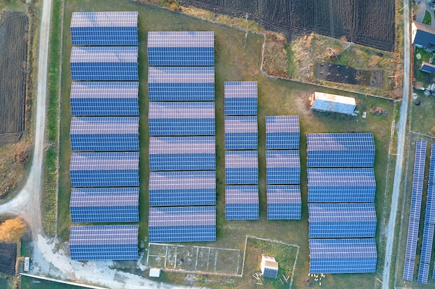 Vista aérea de uma grande usina elétrica sustentável com fileiras de painéis solares fotovoltaicos para produzir energia elétrica ecológica limpa. Eletricidade renovável com conceito de emissão zero.
