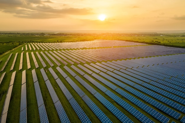 Vista aérea de uma grande usina elétrica sustentável com muitas fileiras de painéis solares fotovoltaicos