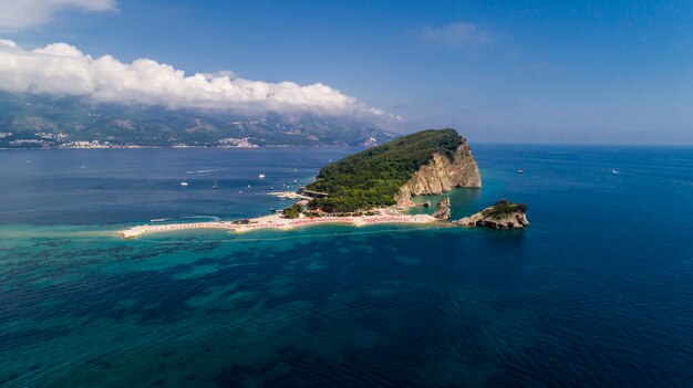 Vista aérea de uma ilha de praia no mar Adriático.