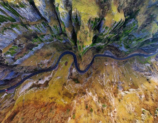 Vista aérea de uma longa estrada sinuosa em Cheddar Gorge, em Mendip Hills