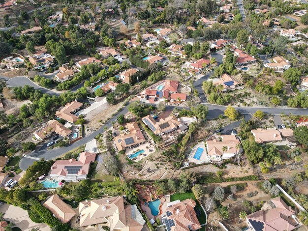 Vista aérea de uma mansão rica em East Canyon Area de Escondido, San Diego, Califórnia