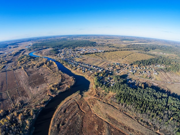 Vista aérea de uma paisagem agrícola contra um céu azul claro