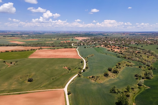 Vista aérea de uma paisagem castelhana com casas de campo e lotes de terreno