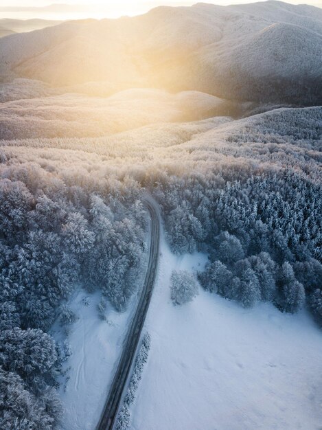 Vista aérea de uma paisagem coberta de neve