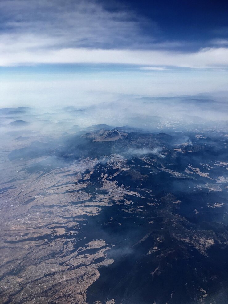 Foto vista aérea de uma paisagem dramática