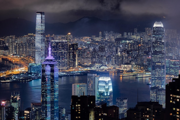 Vista aérea de uma paisagem urbana iluminada contra o céu à noite
