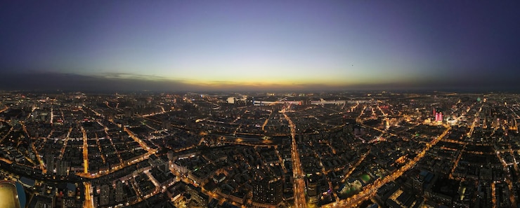 Foto vista aérea de uma paisagem urbana iluminada contra o céu à noite