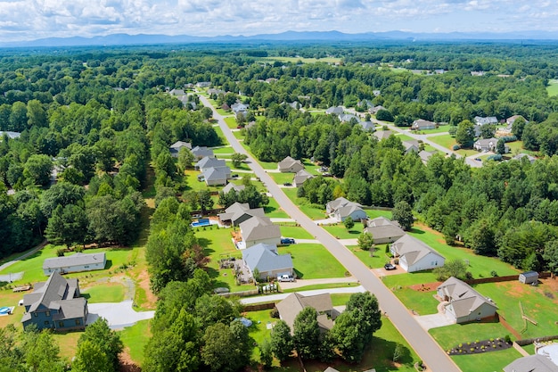 Vista aérea de uma pequena área de dormir dos telhados das casas na paisagem urbana da cidade de Boiling Springs, na Carolina do Sul, EUA