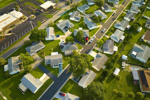 Vista aérea de uma pequena cidade americana paisagem suburbana com casas particulares entre palmeiras verdes na área residencial tranquila da Flórida