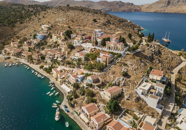 Vista aérea de uma pequena cidade com casas coloridas na ilha Symi