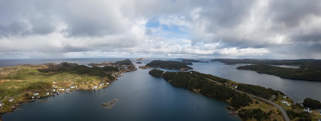 Vista aérea de uma pequena cidade em uma costa rochosa do Oceano Atlântico Terra Nova Canadá