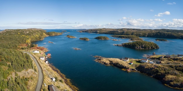 Vista aérea de uma pequena cidade em uma costa rochosa do Oceano Atlântico Terra Nova Canadá