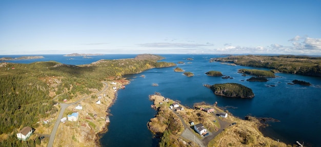 Vista aérea de uma pequena cidade em uma costa rochosa do Oceano Atlântico Terra Nova Canadá