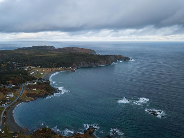 Vista aérea de uma pequena cidade em uma costa rochosa do Oceano Atlântico Terra Nova Canadá