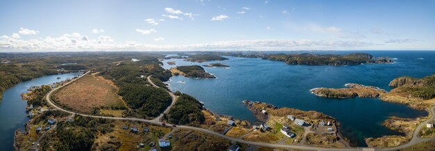 Vista aérea de uma pequena cidade em uma costa rochosa do Oceano Atlântico Terra Nova Canadá