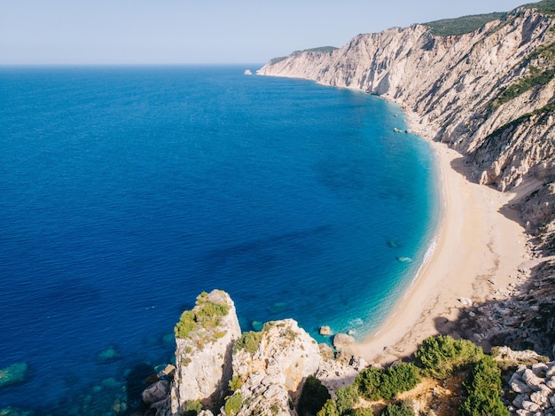 Foto vista aérea de uma praia de areia branca nas margens de um lindo mar azul-turquesa