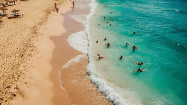 Foto vista aérea de uma praia de areia com turistas nadando
