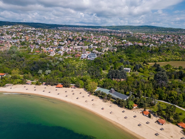 Vista aérea de Uma praia idílica no terreno da residência Euxinograd em Varna Bulgária com águas cristalinas e vegetação exuberante Um local perfeito para relaxamento e atividades de lazer